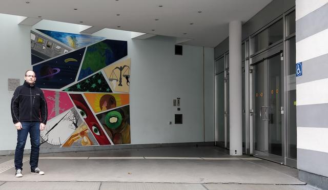 SP-Klubobmann Marcel Höckner macht sich selbst ein Bild im Gymnasium Wenzgasse.
