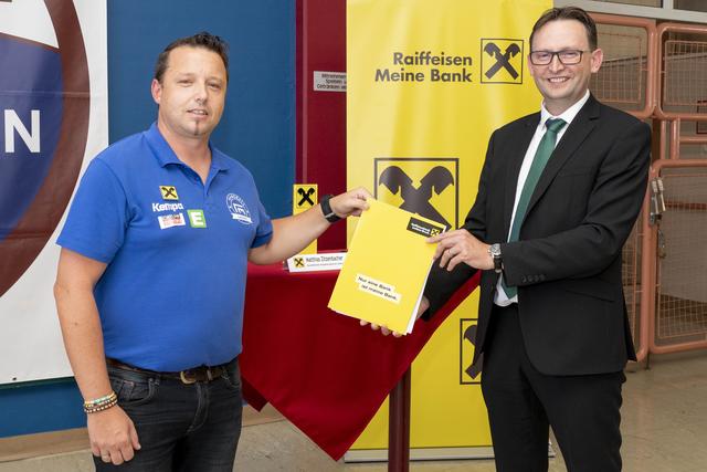 Handball-Präsident Alfred Leithold und Raiffeisenbank-Geschäftsleiter Matthias Zitzenbacher unterzeichneten den neuen Sponsorvertrag. | Foto: www.klauspressberger.com