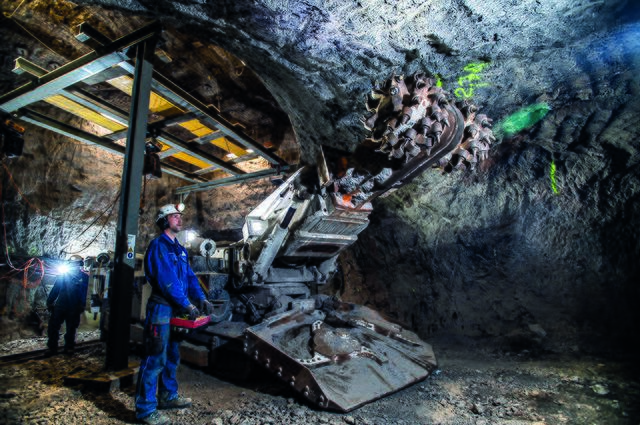 Die "Teilschnittmaschine" wird bald im Einsatz sein: Ein Meter der Decke am Salzsee muss abgebaut werden.  | Foto: Andi Bruckner