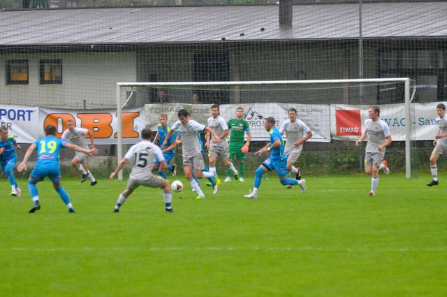 Westendorf (weiß) holte bei den Pillerseetalern in St. Ulrich im Regen-Spiel ein Remis. | Foto: Kogler