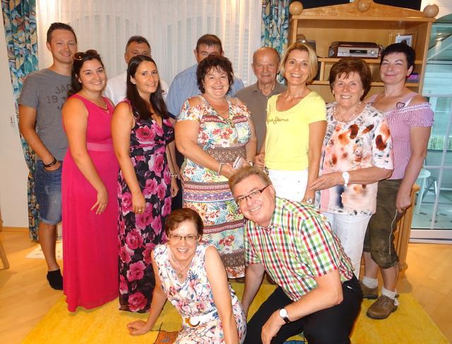 Philipp Kahan, Teresa, Michael, Katharina und Bettina Wilfinger, Johann Schock, Karl Tritremmel, Ingrid Schwartz, Gertrude Tritremmel, Gerlinde Müller, vorne Karla und Werner Schöll.