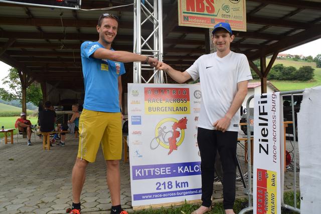 Organisator Daniel Strobl gratuliert Martin Köchle zum Sieg beim "Austrian Race across Burgenland".