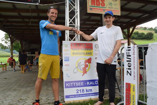 Organisator Daniel Strobl gratuliert Martin Köchle zum Sieg beim "Austrian Race across Burgenland". 