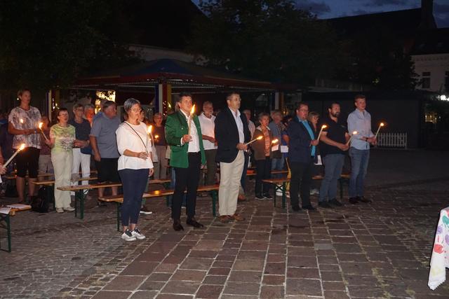 Zum Abschluss des Zeremoniells auf dem Hauptplatz setzten die Teilnehmer mit dem Entzünden von Kerzen ein symbolisches Friedenszeichen.
 | Foto: WOCHE