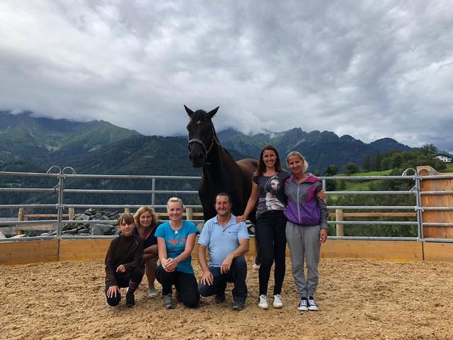 Anna Trott, Ursula Netzer, Julia Leis, Hans-Jürgen Neuhauser, Kornelija Venier und Tamara Platt am Belezzahof in Ladis mit "Cortado", einem Holsteiner Wallach. | Foto: Gabriel Netzer