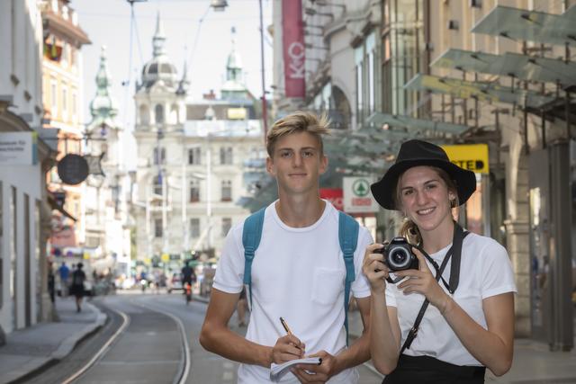 Graz, wir kommen: Kilian und Bernadette Danklmayer auf Erkundungstrip in der Landeshauptstadt.