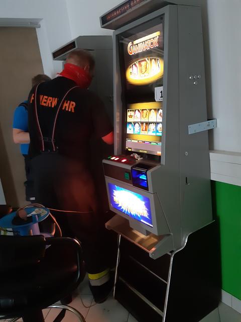 Die Feuerwehr entfernte die einarmigen Banditen. | Foto: privat