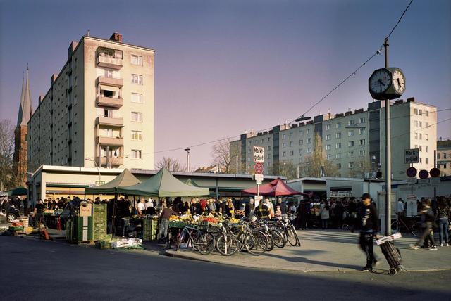 Buch "Zwischen Brücken": Christopher Mavrič machte die Straßen der Brigittenau zur Kulisse seiner Dokumentarfotografie.  | Foto: Christopher Mavrič