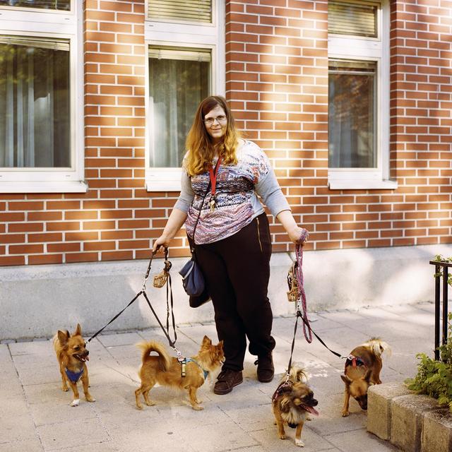 Eine Aufnahme aus dem Fotobuch "Zwischen Brücken": Zu sehen sind verschiedenste Brigittenauer in ihrem Lebensumfeld.
 | Foto: Christopher Mavrič