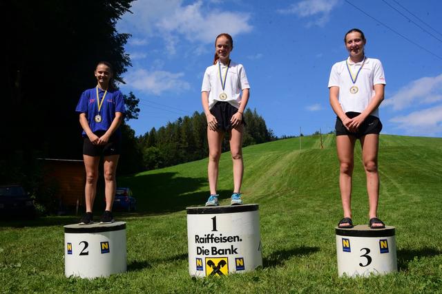 Tina Hetfleisch (Mitte) liegt in der Austria Cup-Gesamtwertung vor Lara Taynor und Emma Eberhardt (re.).