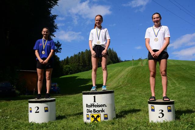 Tina Hetfleisch (Mitte) liegt in der Austria Cup-Gesamtwertung vor Lara Taynor und Emma Eberhardt (re.). | Foto: Robert Hetfleisch