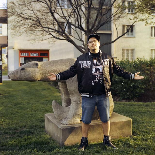 Eine Aufnahme aus dem Fotobuch "Zwischen Brücken": Zu sehen sind verschiedenste Brigittenauer in ihrem Lebensumfeld.
 | Foto: Christopher Mavrič