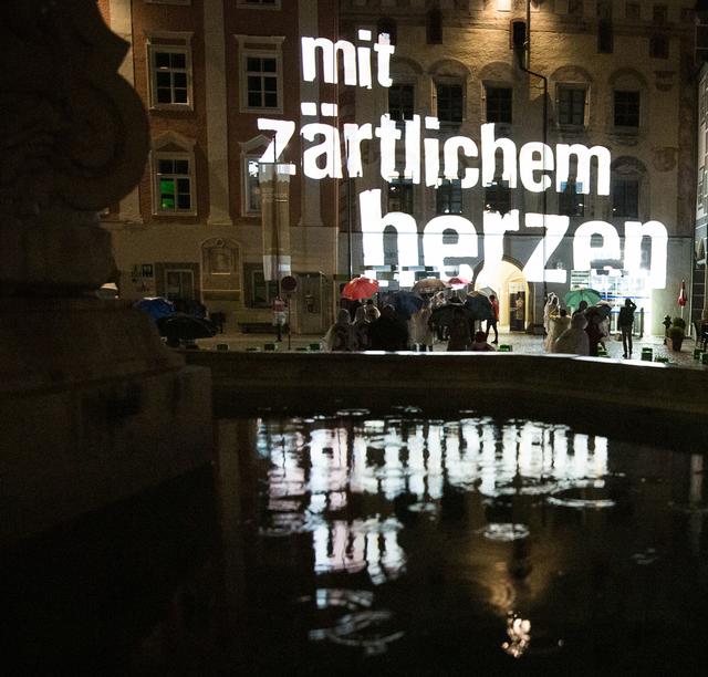 Trotz Regen - die Lichter-Show lockte viele Besucher auf den Freistädter Hauptplatz.  | Foto: Alle Fotos: Alexandra Grill