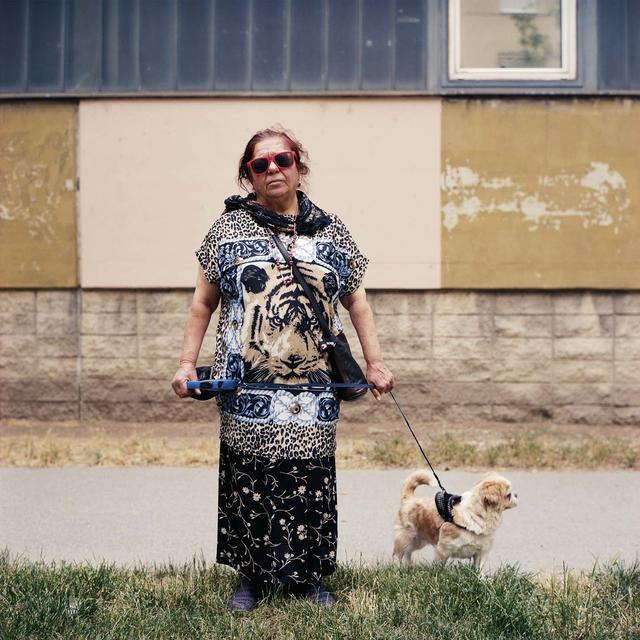 Eine Aufnahme aus dem Fotobuch "Zwischen Brücken": Zu sehen sind verschiedenste Brigittenauer in ihrem Lebensumfeld.
 | Foto: Christopher Mavrič