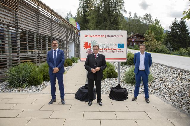 Die Euregio-Willkommenstafeln werden 100 Jahre nach der Teilung Tirols an allen Übergängen zu Tirols Nachbarn aufgestellt. „Nicht um Werbung zu machen, sondern um das Bewusstsein zu schaffen, dass 100 Jahre nach dem Ersten Weltkrieg unsere Länder eine immer engere Zusammenarbeit im europäischen Geiste wagen“, sagt LH Günther Platter. In Tirol werden künftig 34 Willkommenstafeln auf den Hauptstraßen und neun auf Radwegen angebracht – symbolisch dafür wurde am 23. August die Euregio-Willkommenstafel in Alpbach enthüllt.