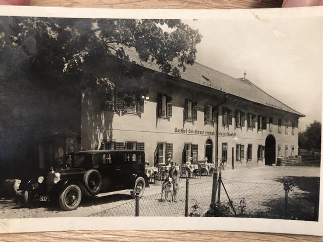 Alte Anischt vom Gasthof Enichlmayr mit dem hauseigenen Auto einem Austro Daimler.