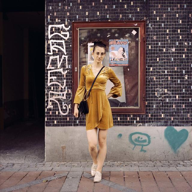 Eine Aufnahme aus dem Fotobuch "Zwischen Brücken": Zu sehen sind verschiedenste Brigittenauer in ihrem Lebensumfeld.
 | Foto: Christopher Mavrič