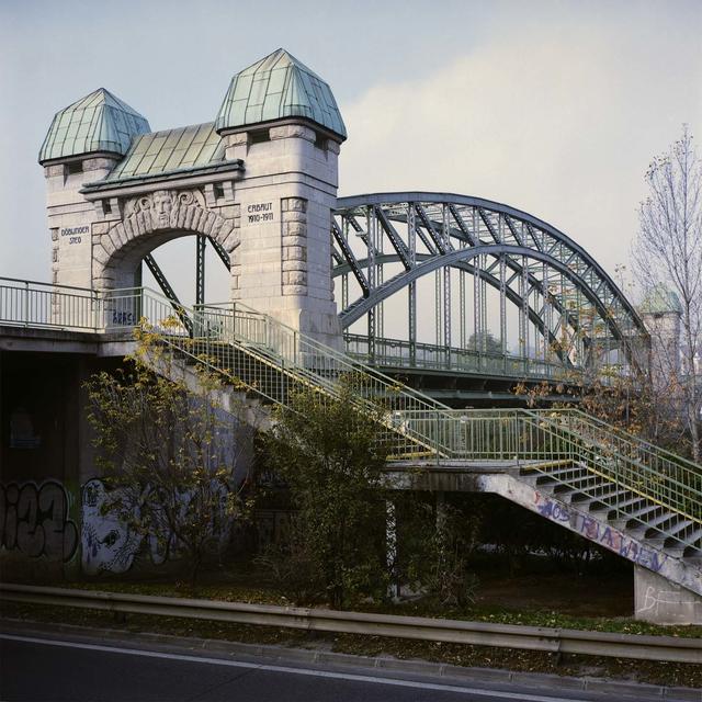 Buch "Zwischen Brücken": Christopher Mavrič machte die Straßen der Brigittenau zur Kulisse seiner Dokumentarfotografie.  | Foto: Christopher Mavrič