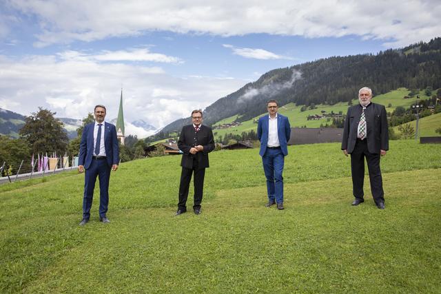 LH Arno Kompatscher (Südtirol), LH Günther Platter, LH Maurizio Fugatti (Trentino) und Präsident des Forum Alpbach Franz Fischler (v.l.).  | Foto: Land Tirol/Sedlak