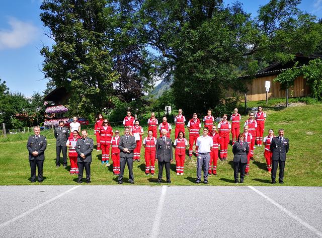 Das Österreichische Rote Kreuz freut sich über 20 frisch-ausgebildete Rettungssanitäter im Pinzgau.  | Foto: Rotes Kreuz
