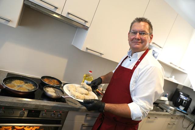 Der Bezirkschef als Chef-Koch. | Foto: Rene Wallentin
