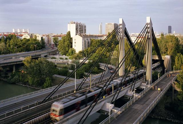 Buch "Zwischen Brücken": Christopher Mavrič machte die Straßen der Brigittenau zur Kulisse seiner Dokumentarfotografie.  | Foto: Christopher Mavrič