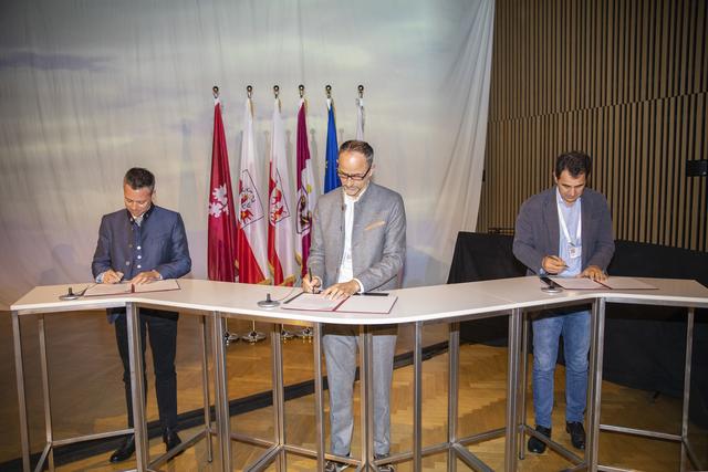 Florian Phleps (Geschäftsführer Tirol Werbung), Erwin Hinteregger (Generaldirektor IDM Südtirol) und Maurizio Rossini (Geschäftsführer Trentino Marketing) (v.l.) unterzeichneten die Gründungsverträge für den EVTZ "Euregio Connect". | Foto: Land Tirol/Sedlak