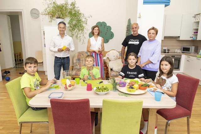 Interessiert: Kurt Hohensinner (l.) und Ines Pamperl (2. v. l.) schauten den Kindern beim Ernährungskarussell über die Schulter. | Foto: Stadt Graz/Fischer