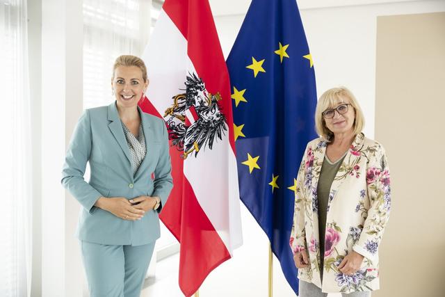 Arbeits- und Bildungslandesrätin Beate Palfrader traf sich in Wien mit Arbeitsministerin Christine Aschbacher (li.) zu einem Informationsaustausch über die aktuelle Situation am Arbeitsmarkt.  | Foto: BKA/Dunker