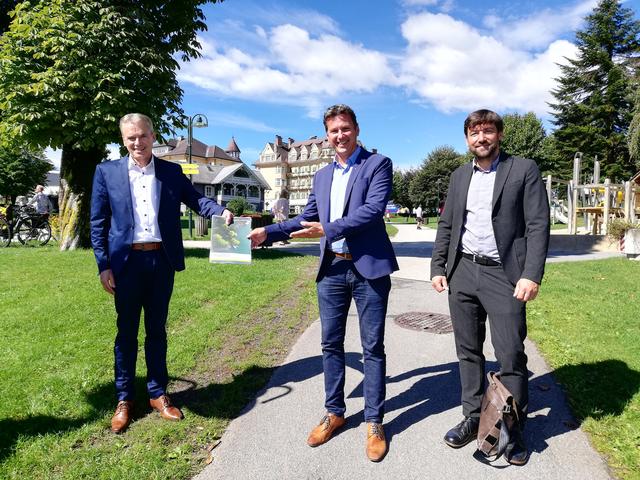 Mit dem Kärntner Seenratgeber: Ferdinand Vouk, Daniel Fellner und Elias Molitschnig (von links) | Foto: Büro LR Fellner