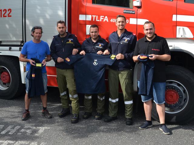 Übergabe der T-Shirts: Peter Pucker, Christian Schuster, Sandro Monsberger,  Silvio Pucker und Stefan Gutschi (von links) | Foto: Privat