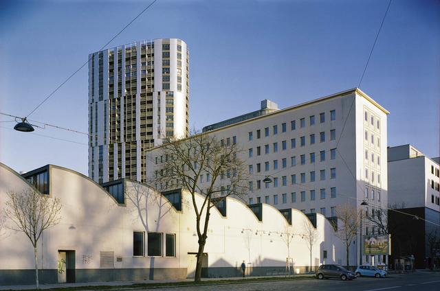 Buch "Zwischen Brücken": Christopher Mavrič machte die Straßen der Brigittenau zur Kulisse seiner Dokumentarfotografie.  | Foto: Christopher Mavrič