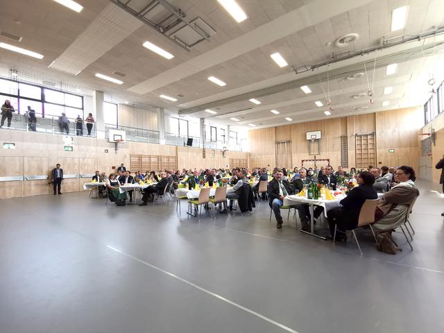 In der Raabursprungshalle wird das 1. Sypmosium über die "Gesellschaft im Wandel der Zeit" abgehalten.