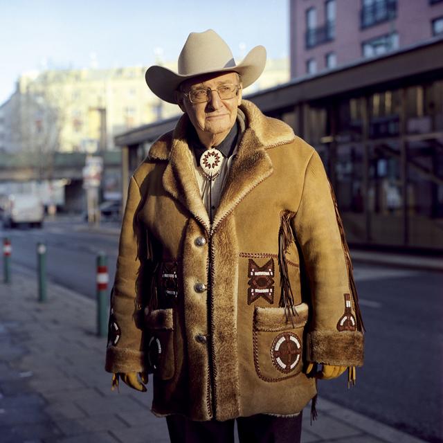 Eine Aufnahme aus dem Fotobuch "Zwischen Brücken":  Countryfan Walter Nevada lebt und organisiert verschiedenste Veranstaltungen in der Brigittenau.
 | Foto: Christopher Mavrič