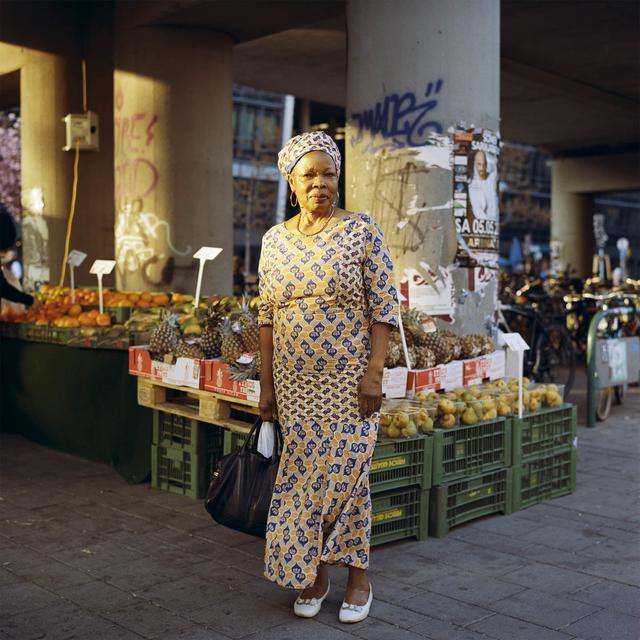 Eine Aufnahme aus dem Fotobuch "Zwischen Brücken": Zu sehen sind verschiedenste Brigittenauer in ihrem Lebensumfeld.
 | Foto: Christopher Mavrič
