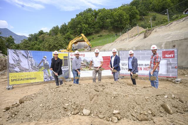 Spatenstich für ein neues Wohnprojekt in Kauns: Architekt Werner Schafferer, Werner Mair (Hilti &amp; Jehle), NHT-Geschäftsführer Hannes Gschwentner, Bürgermeister Matthias Schranz, Dekan Franz Hinterholzer und Vizebürgermeister Thomas Zangerl (v.li.). | Foto: NHT/Oss