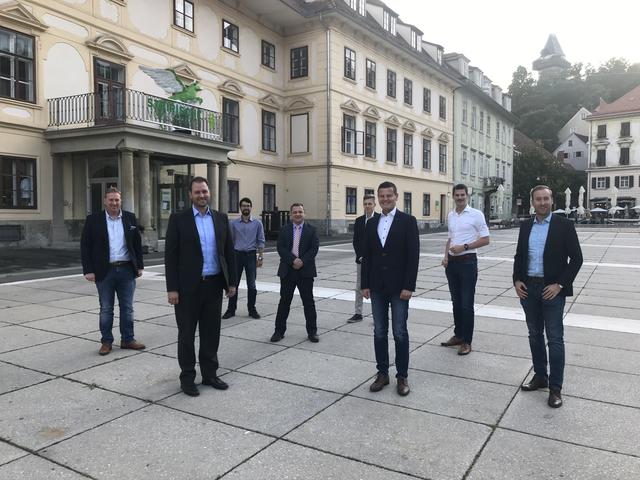 MEP LPO Christian Sagartz, JAAB-LO Patrick Dorner und JAAB-LO-Stv. Niklas Lierzer (erste Reihe von links) mit weiteren interessierten Zuhörern vor der ÖVP-Zentrale am Grazer Karmeliterplatz