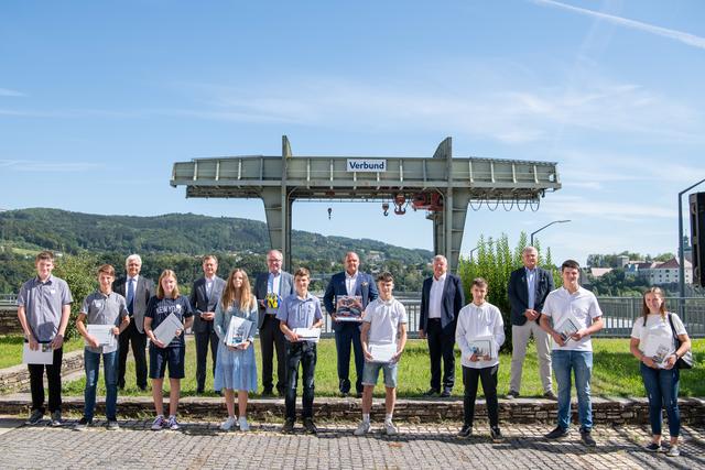 Erste Reihe Lehrlinge: Michael Renner, Daniel Pospichal, Julia Weißenböck, Selina Pühringer, Philipp Kreiml, Jakob Riegler, Moritz Hoch, Philip Halmetschläger, Kathrin Holzmann
Zweite Reihe Ehrengäste: Bernhard Grill (Personalleiter VHP), Michael Amerer (Geschäftsführer VHP), LH-Strv. Stephan Pernkopf, Bgm. Alois Schroll (Ybbs), Bgm Manfred Mitmasser (Persenbeug-Gottsdorf), Heinz Allmer (Werksgruppenleitung VHP) | Foto: VERBUND