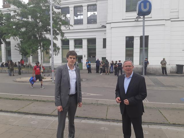 Stefan Trittner und Karl Mahrer setzen sich für ein Alkoholverbot vor dem Josi ein.