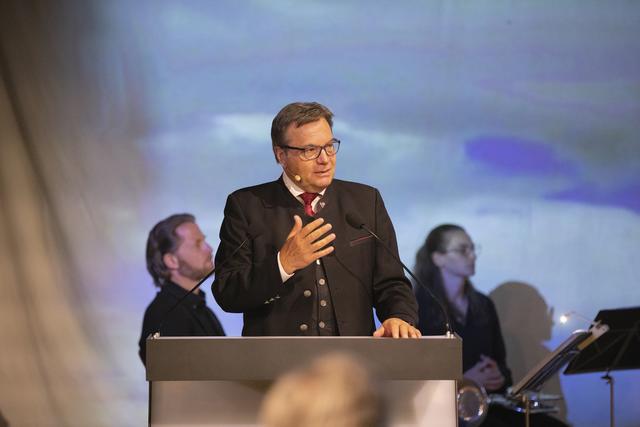 In seiner Rede nahm LH Günther Platter auch Bezug auf die aktuelle Situation: „Die Wochen der Ungewissheit bis zur Grenzöffnung am 15. Juni waren eine Herausforderung für die Europaregion. Die Europaregion Tirol-Südtirol-Trentino hat zusammengearbeitet: Vom Ankauf von Schutzausrüstung über die Verlegung von Initiativpatienten bis hin zum Einwirken auf die Bundespolitik um Familienbesuche vor der allgemeinen Öffnung zu ermöglichen. Es ist ein wichtiges Zeichen, dass der Tiroltag stattfindet und sich mit der Zukunft und Weiterentwicklung der Europaregion befasst.“ | Foto: Land Tirol/Sedlak