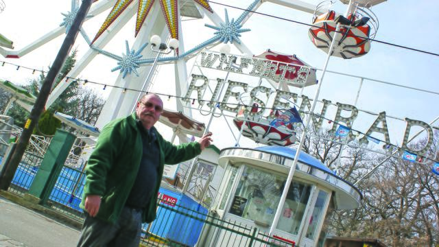 Schausteller Franz Reinhardt vor seinem Riesenrad lädt zu einer Fahrt mit Blick über ganz Wien.