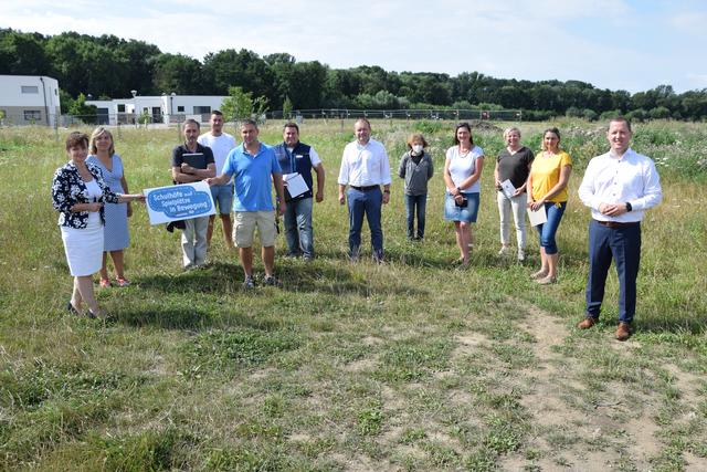 Bei der Begehung des Spielplatzes trafen sich Bürgermeisterin Brigitte Ribisch mit Mitarbeitern des NÖ Familienlandes, Anrainer der Siedlung am Anger sowie Bauhofleiter-Stv. Christoph Karas, die Gemeinderätinnen Cornelia Kallaus und Heidi Schwungfeld-Fass, Stadtrat Roman Frühberger und Vizebürgermeister Georg Eigner. | Foto: Stadtgemeinde Laa
