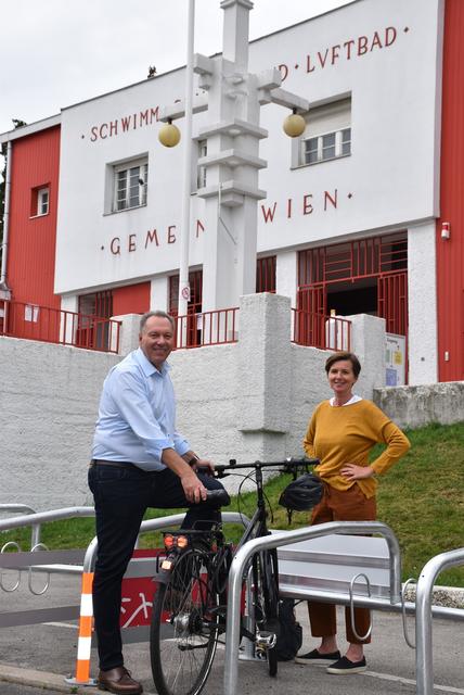 Bezirksvorsteher Franz Prokop und die Ottakringer Fahrradbeauftragte Ruth Manninger vor dem Kongreßbad. | Foto: BV 16