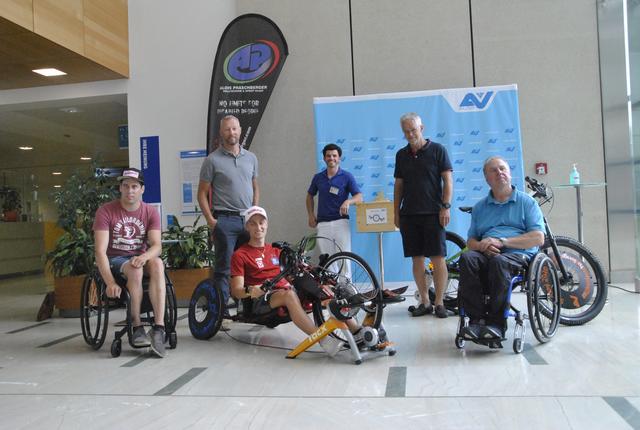Lukas Müller (ehem. RZ-Häring Patient und ehem. ÖSV Skispringer), Reinhard Raggl (Fa. MOVEEFFECT), Felix Leitner (ÖSV Biathlet), Stephan Sefqa (Physiotherapeut und Initiator der #RZkurbelchallenge zum SCI-DAY am AUVA Rehabilitationszentrum Häring), Alois Praschberger (Fa. Rolltechnik & Sport GmbH Praschberger), Primarius Dr. Burkhart Huber (Ärztlicher Leiter am AUVA Rehabilitationszentrum Häring) (v.l.) freuen sich über den Start der Challenge für den guten Zweck.