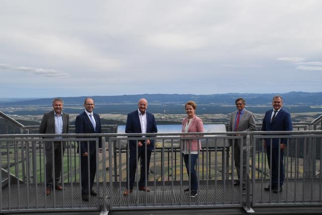 NÖAAB Treffen am Skywalk, Hohe Wand: Bürgermeister Gemeinde Hohe Wand Josef Laferl, NÖAAB Bezirksobmann und Bürgermeister Thomas Heissenberger, Nationalrat Christian Stocker, gf, NÖAAB Landesobfrau und Landesrätin Christiane Teschl-Hofmeister, Landtagsabgeordneter Franz Rennhofer und Landtagsabgeordneter Franz Dinhobl | Foto: Preineder