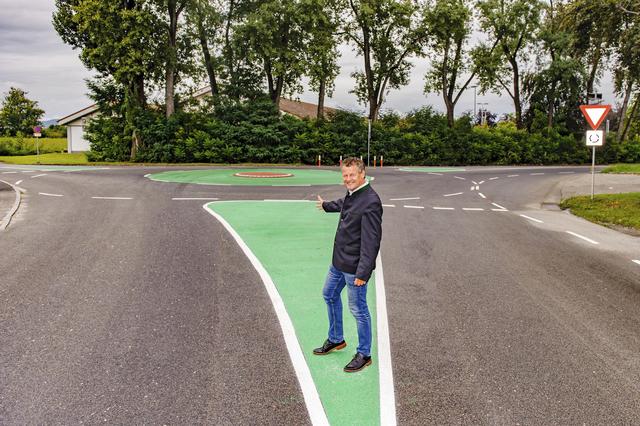 Straßenbau- und Verkehrsreferent Stadtrat Christian Scheider beim neuen Mini-Kreisverkehr in der Boltzmannstraße, Ecke Stadlweg | Foto: StadtPresse/Hude