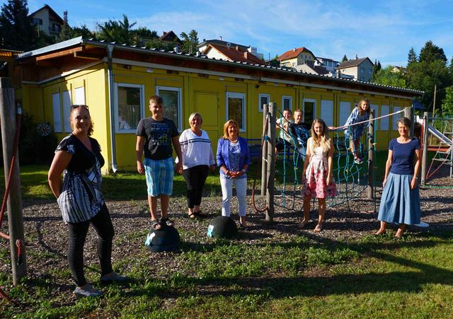 Lehrerin Martina Totzenberger und Direktorin Sylvia Graser von der VS Anton Bruckner-Gasse, Bildungsstadträtin Maria-Theresia Eder, Lehrerin Cornelia Kunter und Direktorin Hemma Poledna vom Gymnasium Klosterneuburg mit den Sommerschülern Jonas, Clara, Gabriel und Kilian. | Foto: Stadtgemeinde Klosterneuburg/SchuhE
