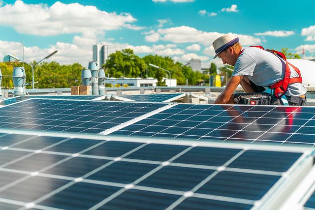 60 Solarmodule wurden auf der Rettungsstation Favoriten montiert. | Foto: Berufsrettung Wien