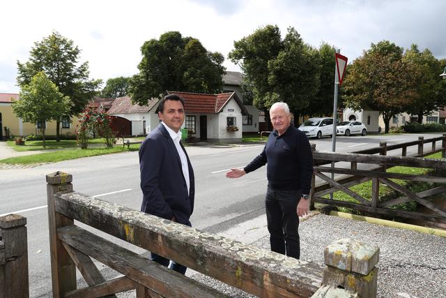 Noch ungelöst: der Gefahrenbereich an der Bahnstraße über den Johannesbach zum Buswartehäuschen. Im Bild: das SPÖ-Duo Johannes Tinhof (l.) und Siegfried Artbauer (r.)
