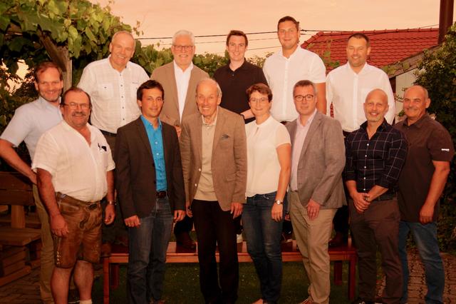 Die Mitglieder der Retzer Land-Generalversammlung: Alexander Ipp, GF Althof; Vizebgm. Ernst Muck; Bgm. Helmut Koch; Tour.-Stadtrat Daniel Wöhrer; Bgm. Manfred Nigl; OSR Reinhold Griebler; Bgm. Mag. Stefan Schmid, BEd; Mag. Silvia Köhrer; Bgm. Markus Baier; Bgm. Leo Ramharter; Stadtrat Christoph Schneider; Gemeinderat Ing. Gernot Glaser, Günther Hofer